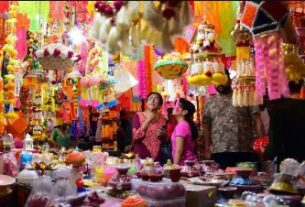 Diwali Shopping, #HeavyRain, #FestiveSpirit, #MarketCrowd, #Diwali2025, #RainySeason, #TamilCulture, #FestivalOfLights, #ShoppingVibes,