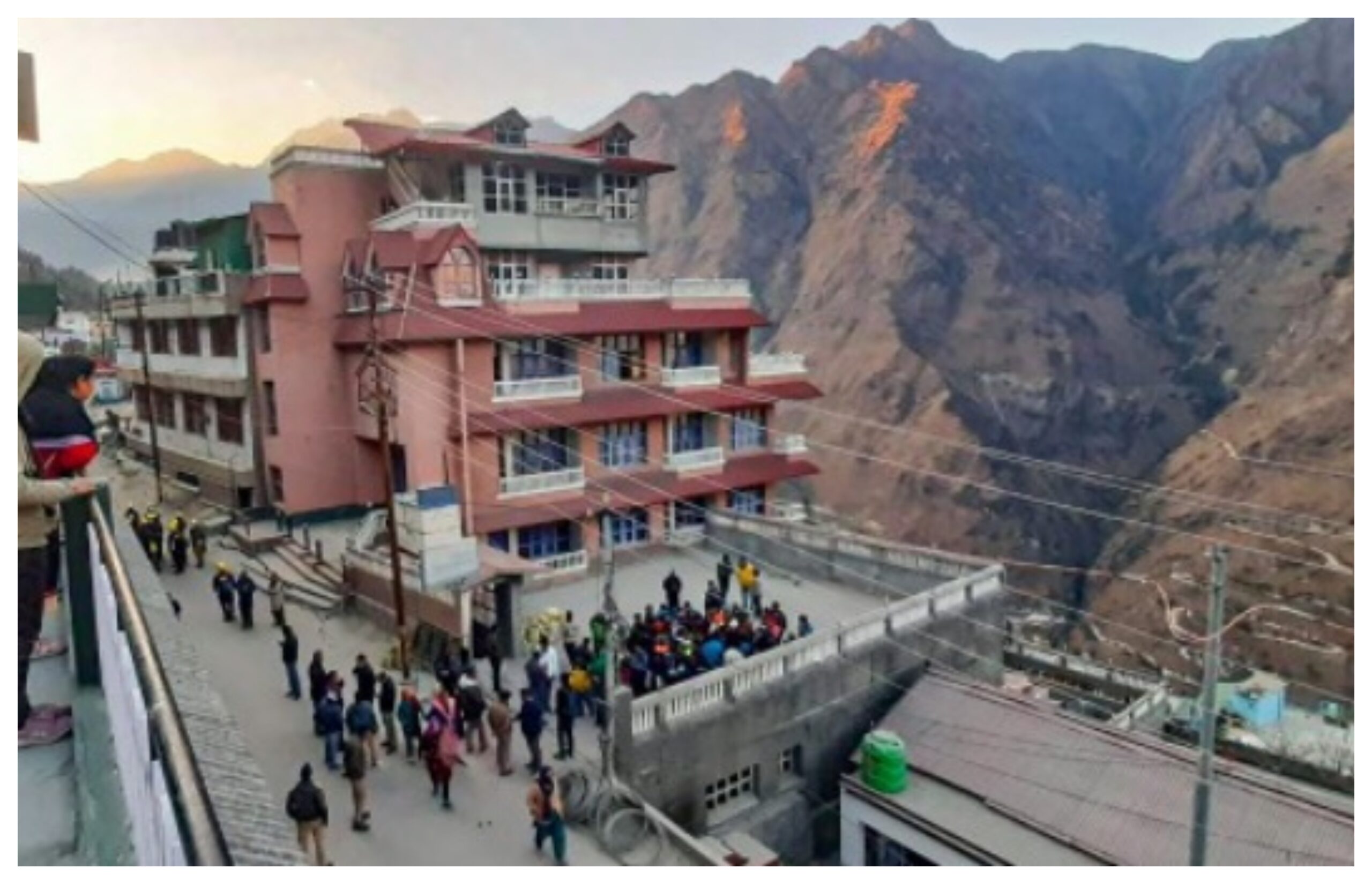 Uttarakhand: Mussoorie-Landore faces a Joshimath-like crisis: cracks continue to grow in homes, shops, and roads.