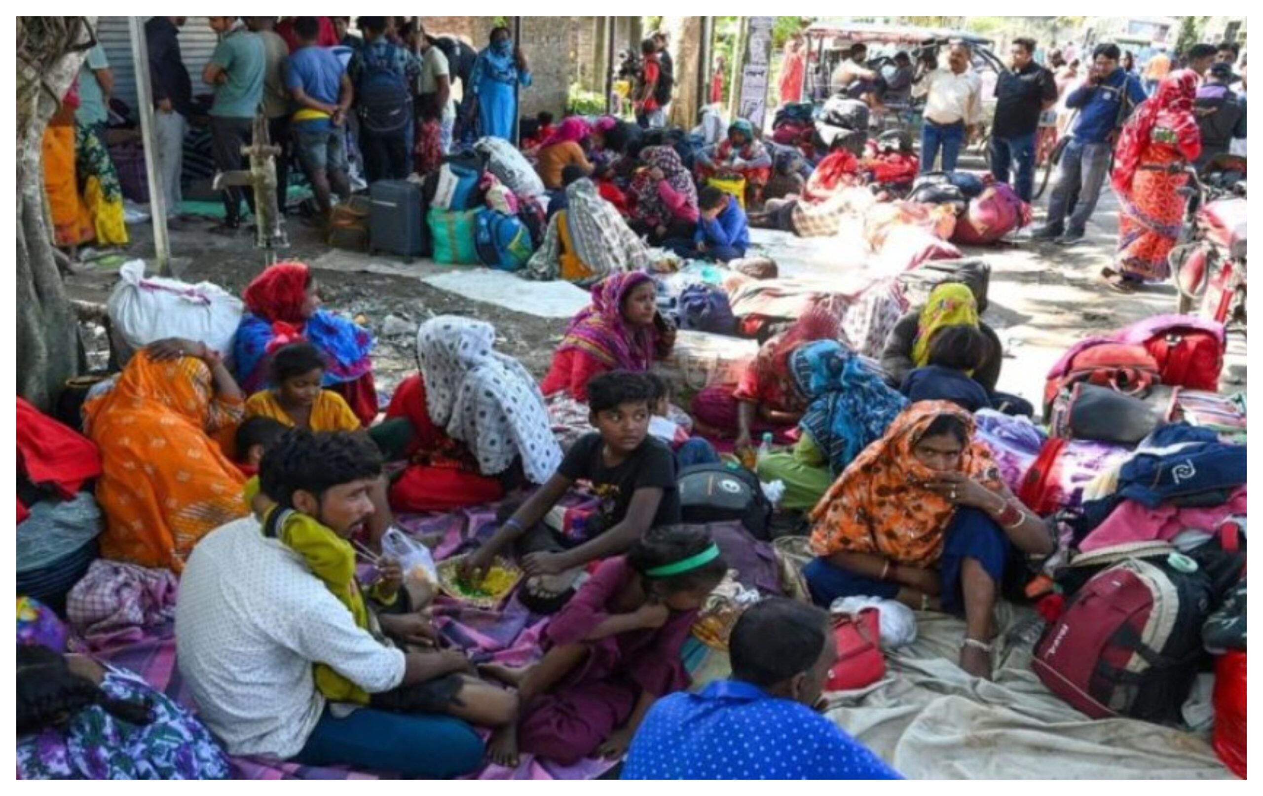 West Bengal: Bangladeshi nationals continue to flee due to SIR process, border checkpoints are crowded.
