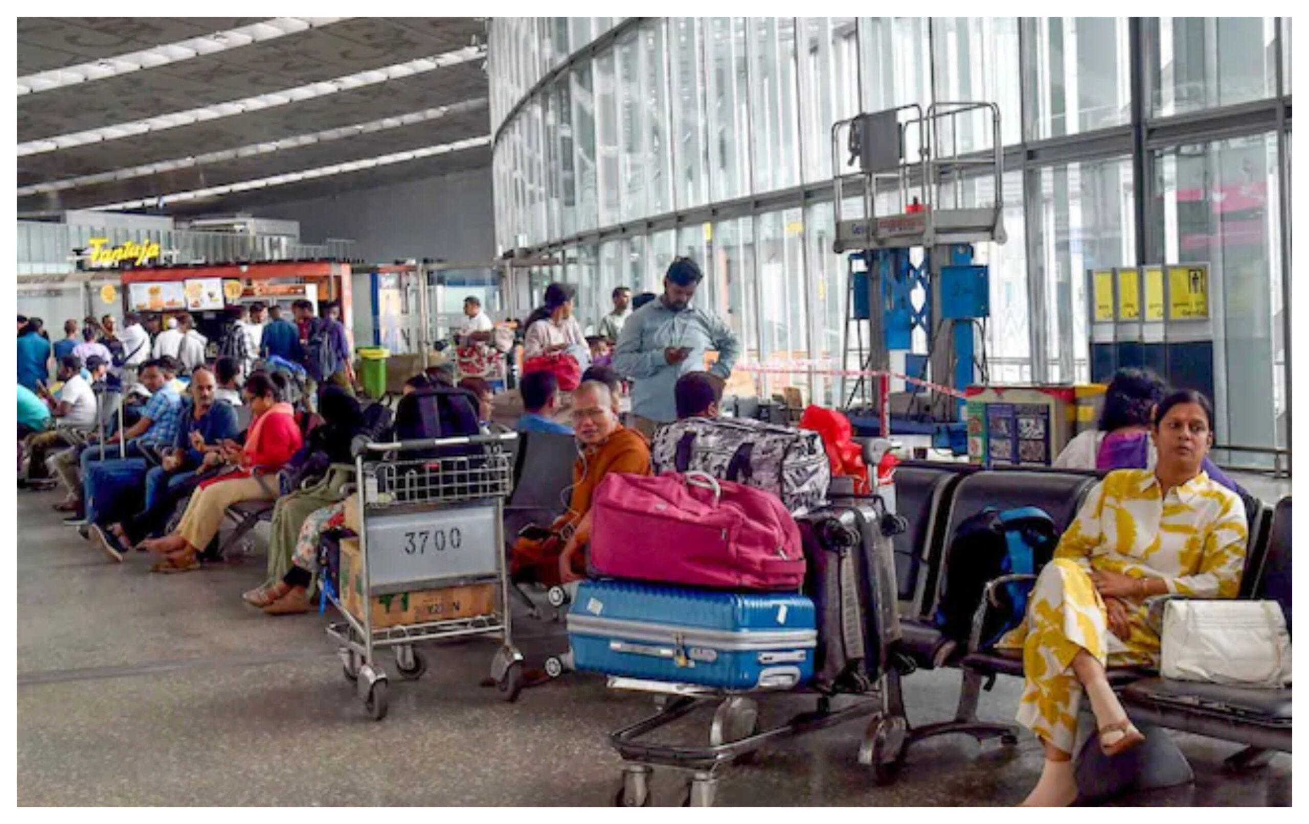 Delhi Airport: Technical glitch in air traffic control at Delhi airport, more than 100 flights delayed