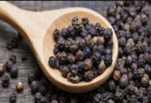 Black Pepper Benefits, Black Pepper Benefits, Black pepper,black pepper benefits,black peppercorn health benefits,benefits of chewing black pepper, black pepper for digestion, black pepper for immunity, black pepper antioxidants, piperine benefits, black pepper for metabolism,