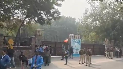 Delhi Schools Bomb Threat, 3 Schools Receive Bomb Threats, Delhi Police, Modern School Bomb Threat, शहर News