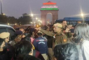 Delhi Pollution, Delhi pollution, air quality, protest, India Gate, police pepper spray attack, injured police, legal action, AAP criticism, AQI, environmental protest,