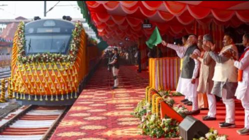PM Modi in Varanasi, Vande bharat train, pm modi in varanasi today, pm modi in varanasi, banaras railway station, up news, varanasi news, pm modi statement in varanasi, Varanasi News in Hindi, Latest Varanasi News in Hindi, Varanasi Hindi Samachar,