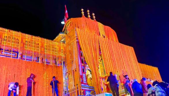 Badrinath Portals Closed, UTTARAKHAND CHAR DHAM YATRA 2025, BADRINATH TEMPLE CHAMOLI, BADRINATH DHAM KAPAT CLOSED, BADRINATH TEMPLE DECOR WITH FLOWERS #Badrinath, #LastDarshan, #Pilgrimage ,#HinduFaith ,#SpiritualJourne,y #Devotees, #SacredSite, #BadrinathTemple ,#ReligiousTourism, #IndiaPilgrimage,
