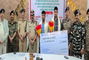 Naxalite In Latehar,NAXALITE SURRENDER IN LATEHAR, NAXALITE IN LATEHAR, लातेहार पुलिस, लातेहार में नक्सली, LATEHAR POLICE, NAXALITES SURRENDERED BEFORE POLICE IN LATEHAR, LATEHAR POLICE