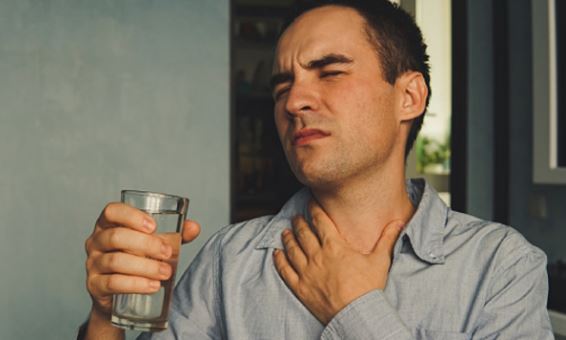 Dry Throat In Morning, सुबह गले में सूखापन,Air Pollution and Throat Irritation,प्रदूषित हवा और गले में खराश,Indoor Air Quality and Health,घर के अंदर हवा की गुणवत्ता,Causes of Morning Sore Throat,गले में सूखापन के कारण,Remedies for Dry Throat,गले के सूखेपन का समाधान"