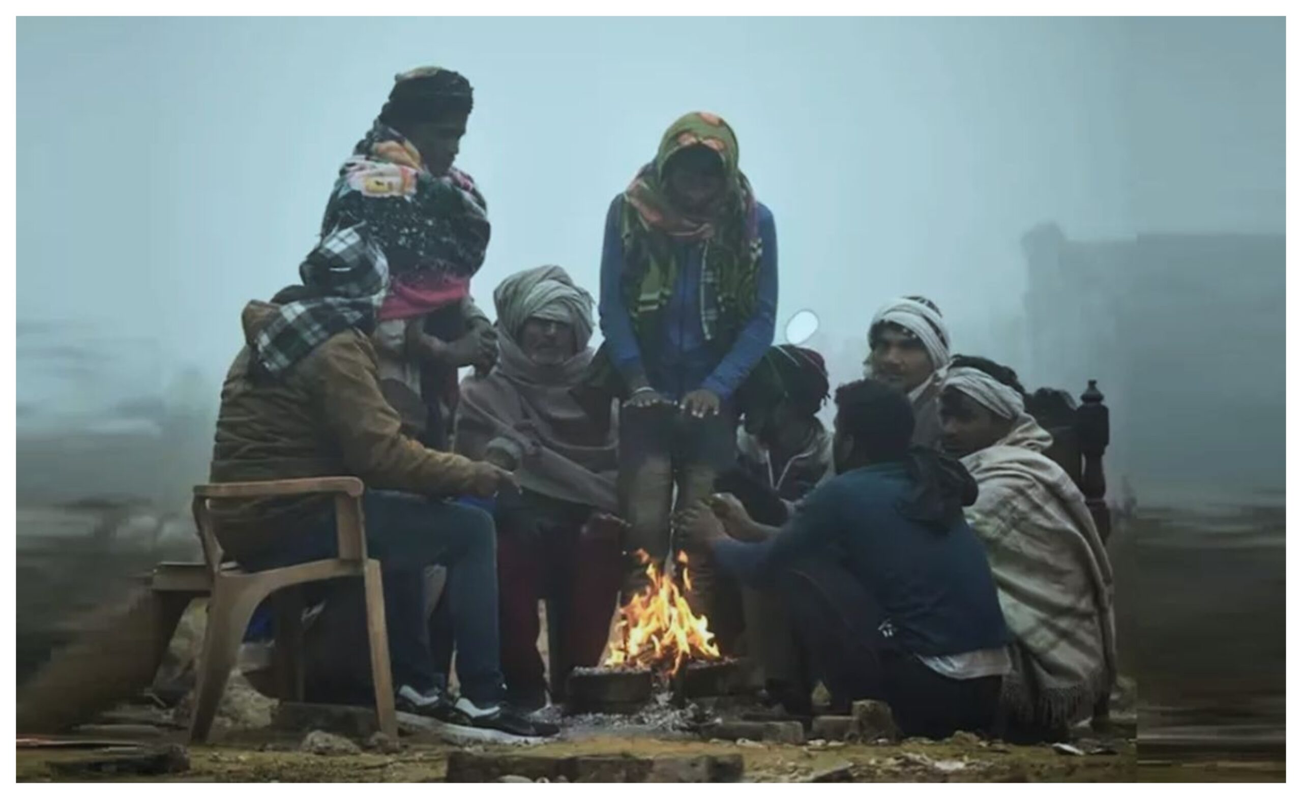 UP Weather: Severe cold in Uttar Pradesh, daily wage laborers are most affected! They are appealing to the administration for help.