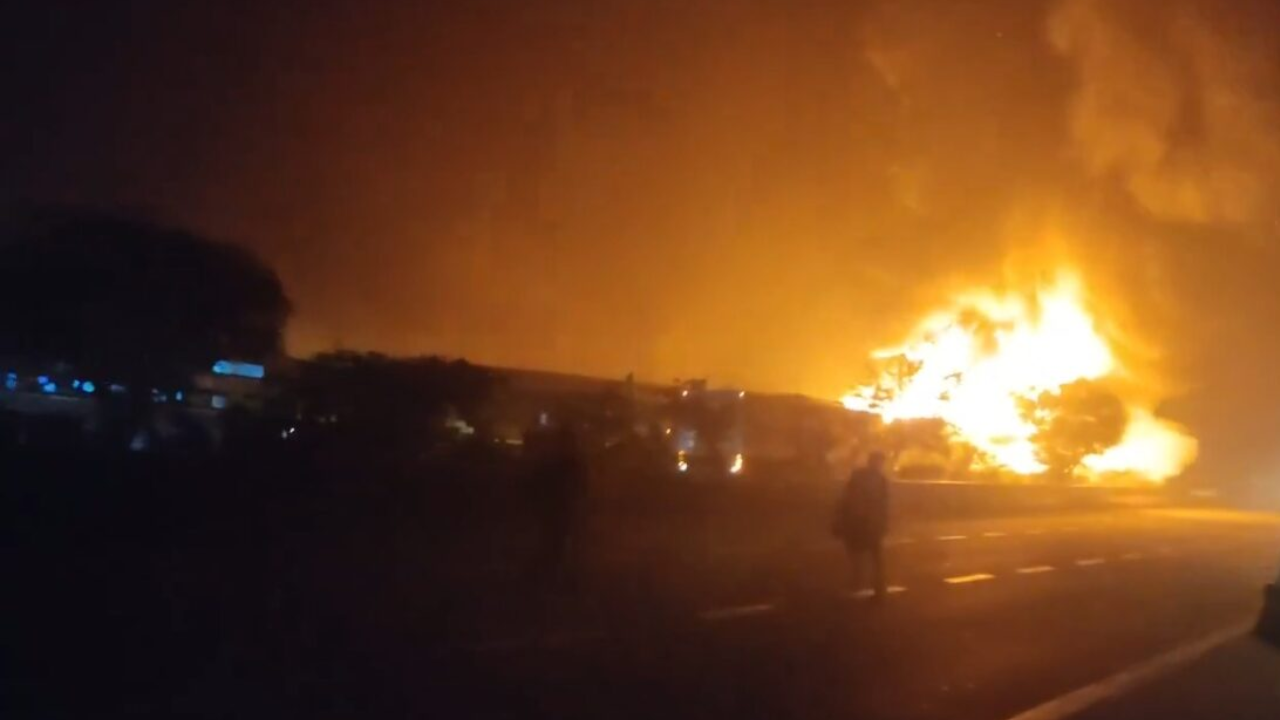 Uttar Pradesh: Several vehicles collided on Yamuna Expressway in Mathura, killing 13 and injuring 35.