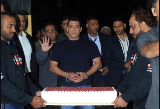 Salman khan Birthday, inside video of salman khan birthday, salman khan birthday with niece ayat, salman khan cake cutting celebration, सलमान खान बर्थडे केक, सलमान खान ने काटा केक, सलमान खान भांजी के साथ बर्थडे सलिब्रेट, सलमान खान के बर्थडे पापा पापा सलीम खान,