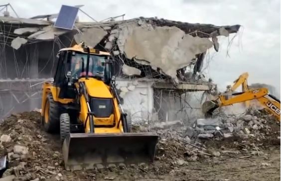 Uttarakhand News action against illegal construction, nainital news, , 52 illegal construction demolished in nainital, उत्तराखंड में बुलडोजर ऐक्शन, नैनीताल में बुलडोजर एक्शन, नैनीताल में अवैध निर्माण ढहाए, वन भूमि से अतिक्रमण हटाए