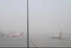 Delhi Weather , Fog Alert,Delhi Weather Update,Cold Wave,Train Delay,Flight Delay,IGI Airport issues advisory,Delhi NCR Weather,घना कोहरा,शीतलहर,ट्रेन लेट,इंदिरा गांधी एयरपोर्ट