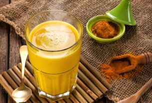 Mix These Spices In Milk, elaichi haldi in milk, Cardamom and turmeric in milk, elaichi haldi in milk health benefits, health benefits of elaichi haldi in milk, Cardamom and turmeric in milk health benefits, health benefits of Cardamom and turmeric in milk, Cardamom, milk, turmeric, haldi, elaichi, दूध में इलायची हल्दी मिलाकर पीने के फायदे, इलायची, हल्दी, इलायची और हल्दी वाला दूध, सेहत के लिए फायदेमंद इलायची और हल्दी वाला दूध, रात में इलायची और हल्दी वाला दूध पीने से क्या होता है"
