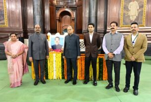 Lok Sabha: Lok Sabha Speaker pays floral tribute to former Lok Sabha Speaker, Manohar Joshi, pays emotional tribute