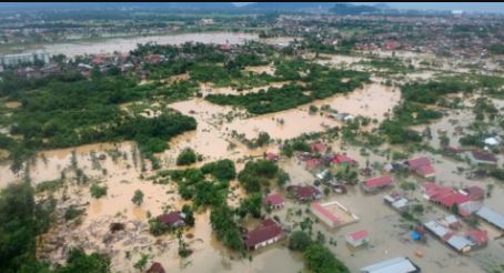 Indonesia Floods, Indonesia floods, Sumatra floods 2025, Aceh province, Pidie Jaya, Meureudu, flash floods, death toll 950, landslides, Sumatran elephant, debris clearing, food shortage, medicine shortage, climate change, deforestation, disaster relief, BNPB, UNICEF