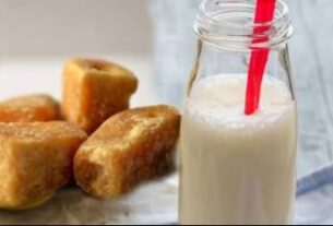 Jaggery With Milk Health Benefits, health benefits of Jaggery with milk, Jaggery with milk, Jaggery, milk, gud wala doodh pine ke fayde, gud wala doodh, Jaggery with milk to get rid of joint pain, how to get rid of joint pain,