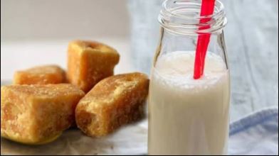 Jaggery With Milk Health Benefits, health benefits of Jaggery with milk, Jaggery with milk, Jaggery, milk, gud wala doodh pine ke fayde, gud wala doodh, Jaggery with milk to get rid of joint pain, how to get rid of joint pain,