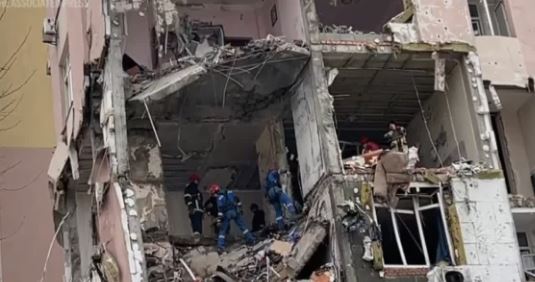 Russia Ukraine War, DONALD TRUMP, VOLODYMYR ZELENSKYY, UKRAINE, RUSSIA GOVERNMENT, RUSSIA UKRAINE WAR, RUSSIA ATTACKS KYIV WITH MISSILES AND DRONES INJURING MANY AHEAD OF UKRAINE US MEETING"