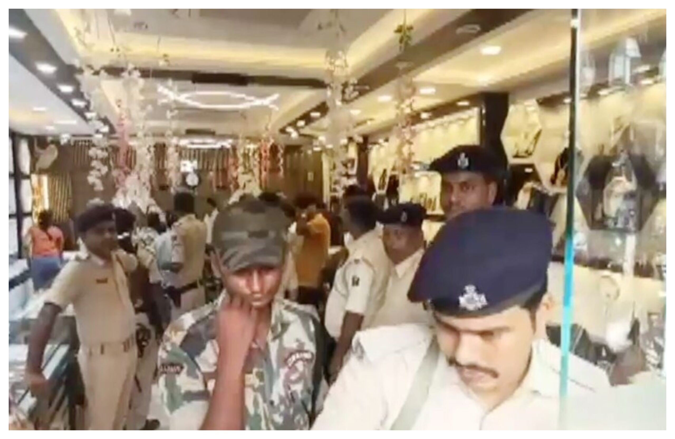 Telangana: Two miscreants attempted to rob a shop in Hyderabad, injuring the shopkeeper.