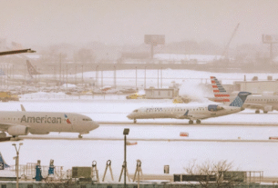 America: Nearly 1,000 flights cancelled due to snowstorm in America