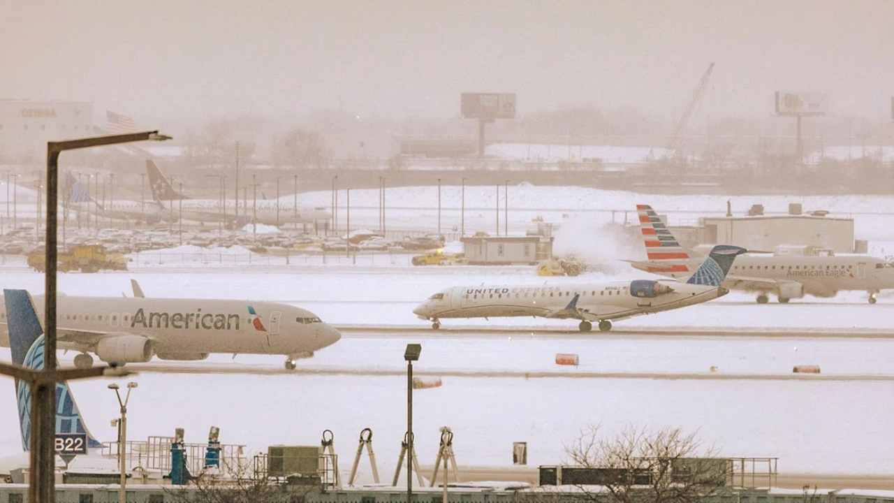 America: Nearly 1,000 flights cancelled due to snowstorm in America