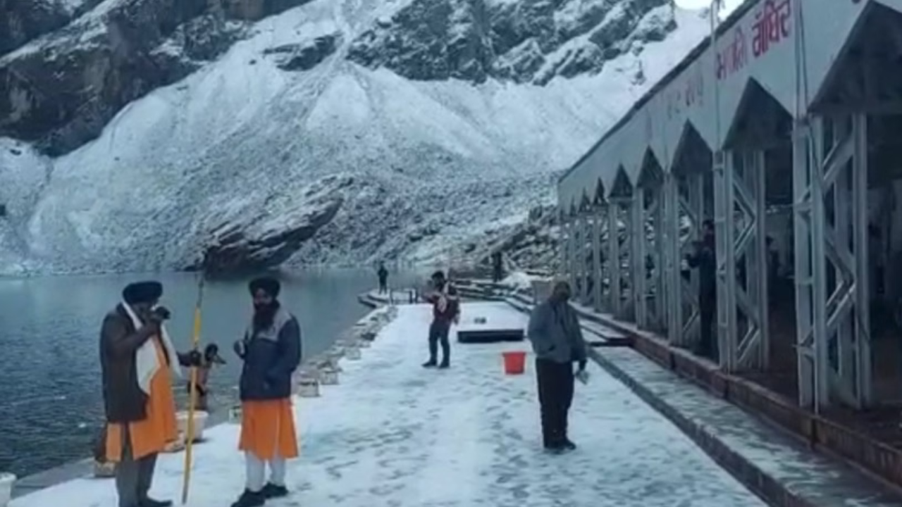 Uttarakhand: Tourist influx increases after snowfall, enthusiasm remains unchanged despite some difficulties