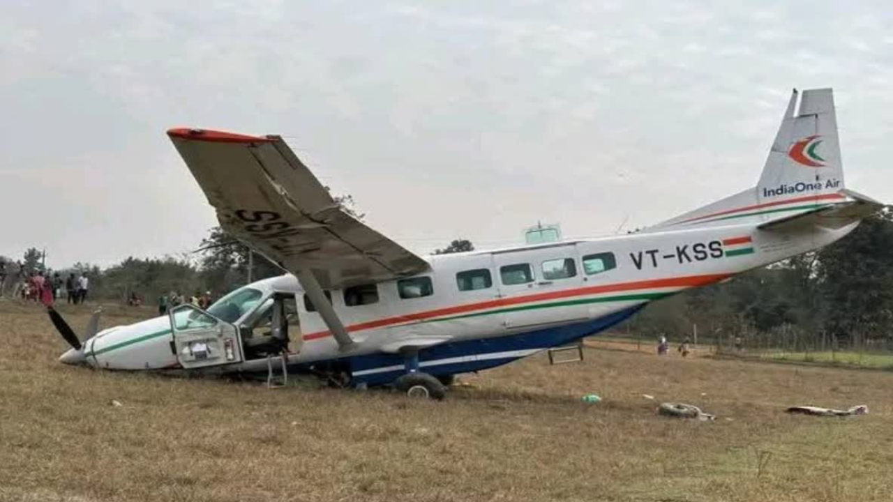 Odisha: A private plane crashes while landing near Rourkela, 6 passengers injured