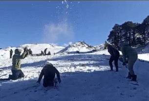 Winter Update: Fresh snowfall and rain have brought back the charm of winter in North India, with tourists enjoying themselves.