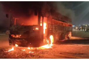 Delhi News: Smoke began rising from the bus in the dark of night! Fire brigade found a burnt body inside.