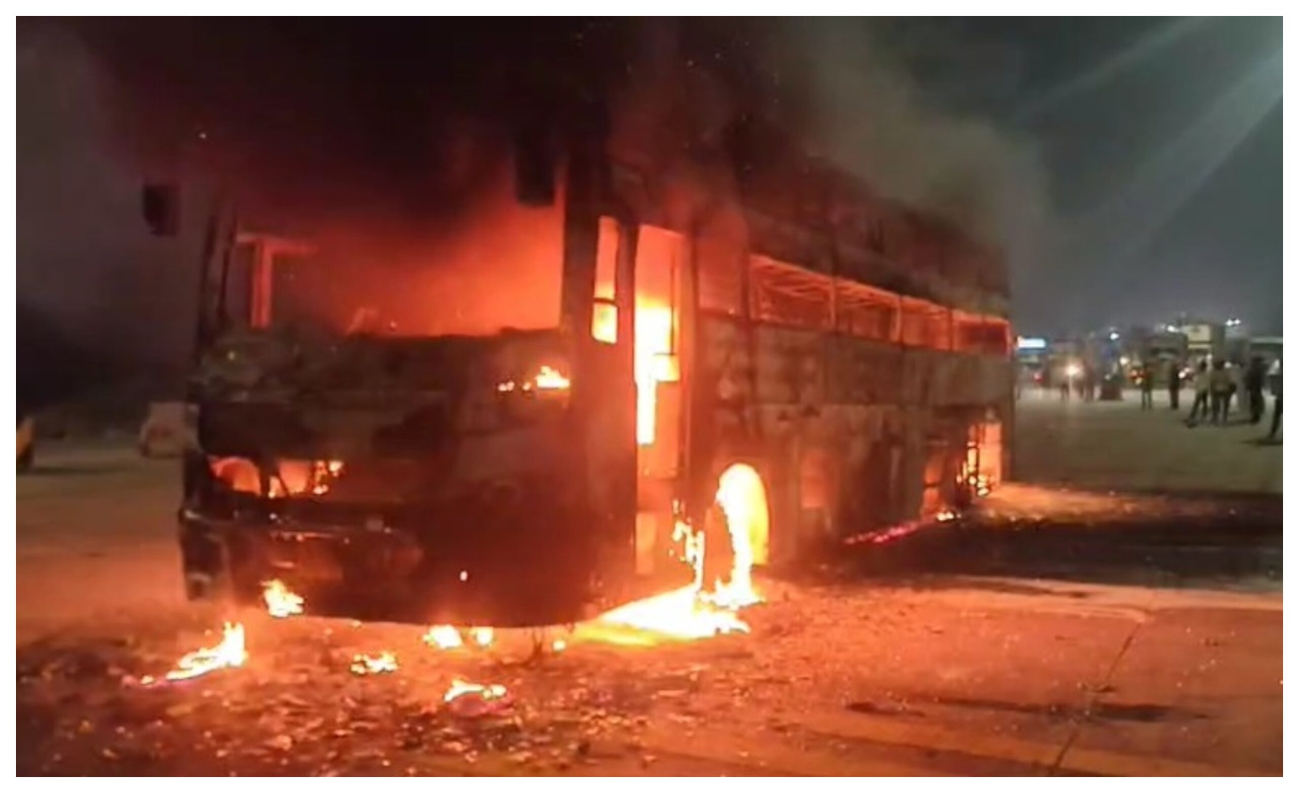 Delhi News: Smoke began rising from the bus in the dark of night! Fire brigade found a burnt body inside.