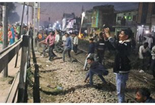 Uttar Pradesh: Child dies in car accident! Crowd blocks road... also pelts police station with stones