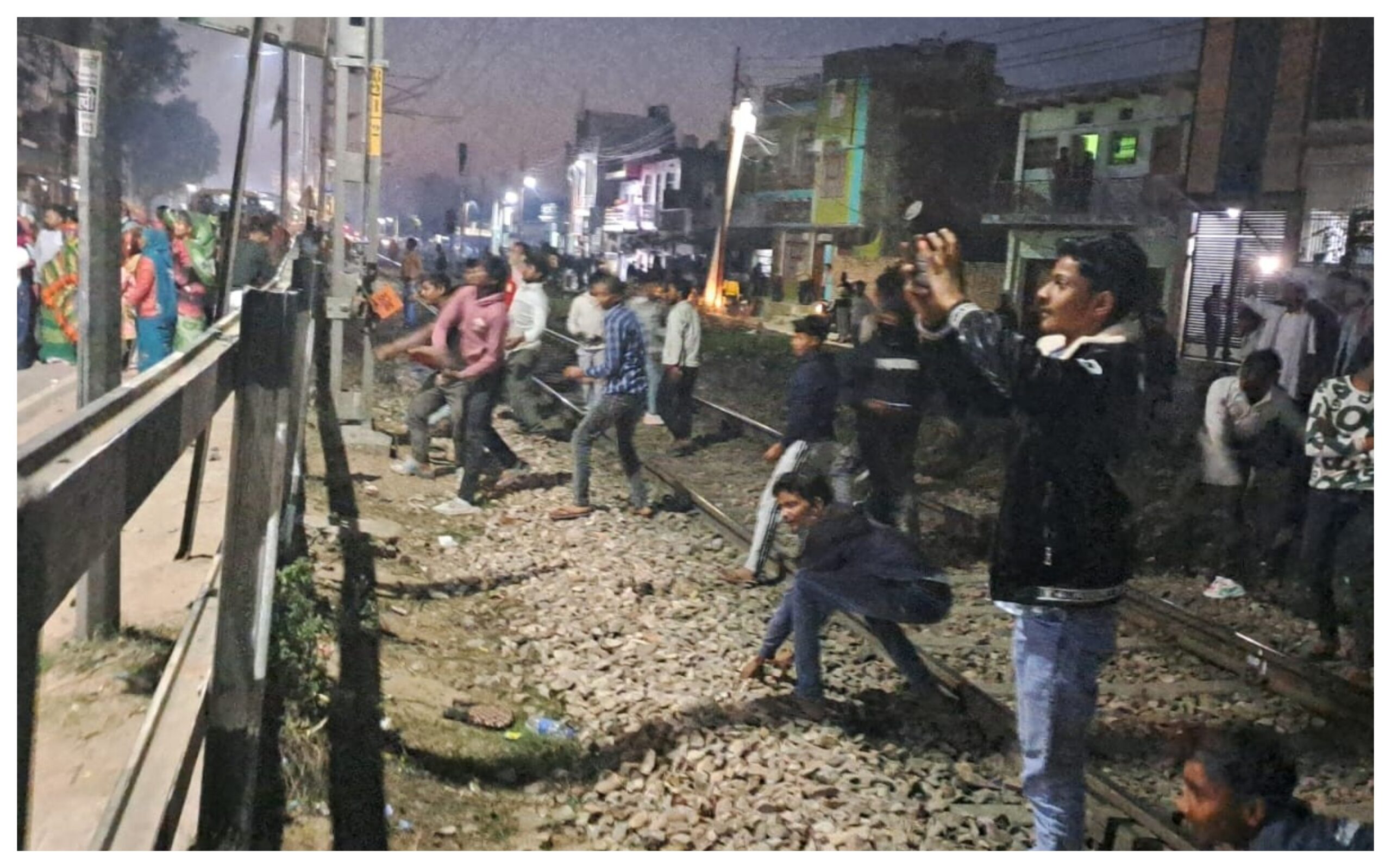 Uttar Pradesh: Child dies in car accident! Crowd blocks road... also pelts police station with stones