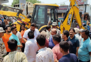 Jabalpur Bulldozer Action,Bargi encroachment removal, shopkeeper death Jabalpur, Mintoo Agrawal death, MP High Court stay order dispute, Madhya Pradesh crime news, bulldozer drive protest, Bargi market demolition, heart attack during eviction, MP administration action