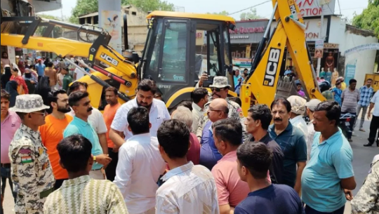 Jabalpur Bulldozer Action,Bargi encroachment removal, shopkeeper death Jabalpur, Mintoo Agrawal death, MP High Court stay order dispute, Madhya Pradesh crime news, bulldozer drive protest, Bargi market demolition, heart attack during eviction, MP administration action