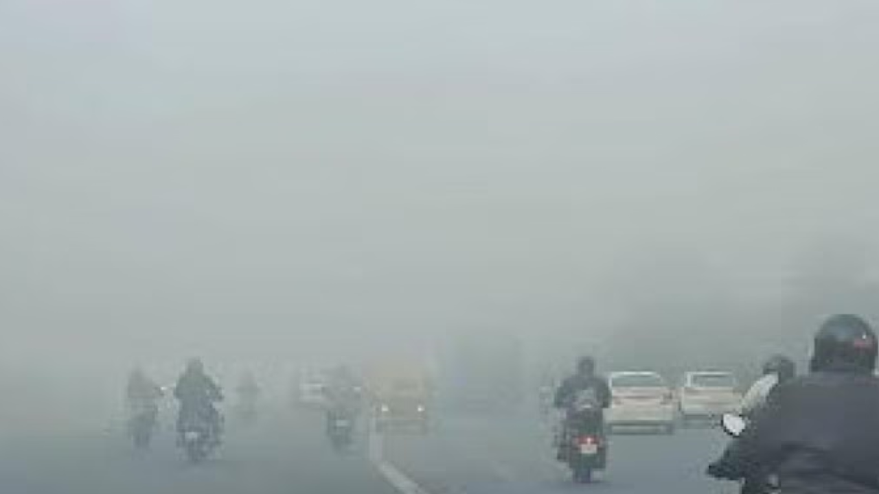 Delhi Weather: Dense fog prevailed in Delhi in the morning, visibility was up to 100 meters.