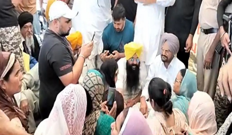 Sidhu Moosewala , mansa ssp, sidhu moosewala parents protest, sidhu moosewala parents, punjab news, mansa news, Chandigarh-Punjab News in Hindi, Latest Chandigarh-Punjab News in Hindi, Chandigarh-Punjab Hindi Samachar