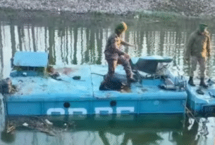 Jammu Kashmir, Srinagar CRPF Vehicle Accident, जम्मू कश्मीर न्यूज, सीआरपीएफ वाहन नदी में पलटा, नदी में गिरा सीआरपीएफ वाहन, नदी में गिरी सीआरपीएफ की गाड़ी, crpf news, crpf vehicle falls in river, jammu kashmir news, श्रीनगर लेटेस्ट हिंदी न्यूज, Central Reserve Police Force