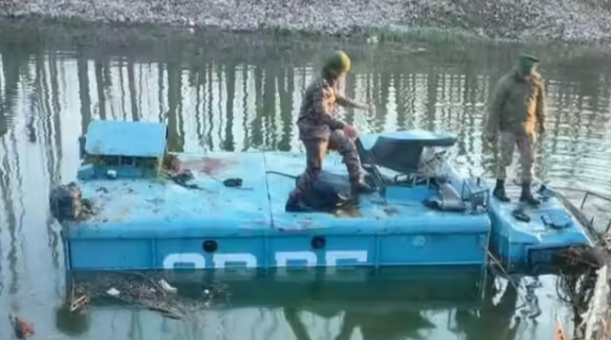 Jammu Kashmir, Srinagar CRPF Vehicle Accident, जम्मू कश्मीर न्यूज, सीआरपीएफ वाहन नदी में पलटा, नदी में गिरा सीआरपीएफ वाहन, नदी में गिरी सीआरपीएफ की गाड़ी, crpf news, crpf vehicle falls in river, jammu kashmir news, श्रीनगर लेटेस्ट हिंदी न्यूज, Central Reserve Police Force