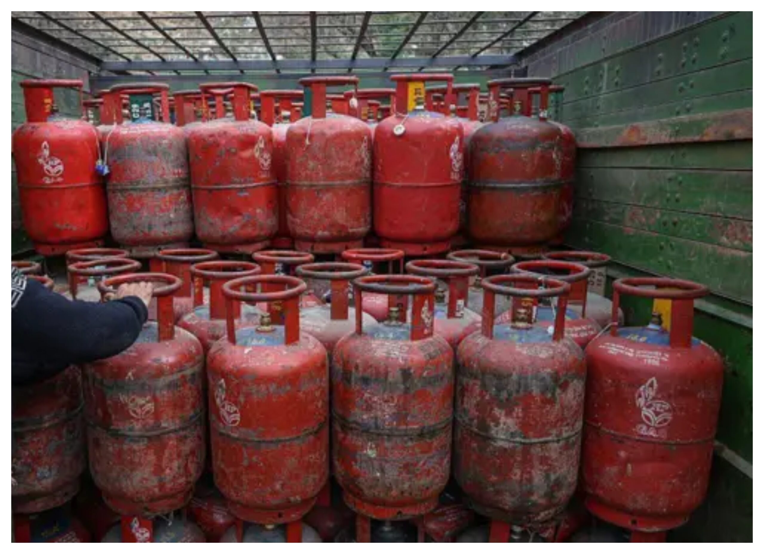 LPG Crisis: The Prime Minister instructed the ministers to coordinate to save consumers from trouble