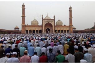 Eid-ul-Fitr: Eid-ul-Fitr is being celebrated across the country, prayers were offered in mosques and Eidgah.