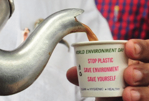 Tea In Plastic Cups, Microplastics In Tea, BPA health risks, Phthalates Side Effects, Hormonal Imbalance Causes, Disposable Cup Health Risks, Polythene Bag Tea Risk, Plastic Leaching In Hot Drinks,प्लास्टिक कप में चाय, क्या प्लास्टिक कप में चाय पीना सुरक्षित है, गरम चाय में माइक्रोप्लास्टिक कैसे घुलते हैं, क्या BPA से कैंसर हो सकता है, रोज़ प्लास्टिक में चाय पीने के नुकसान, ऑफिस में चाय पीने का सुरक्षित तरीका,मिट्टी के कुल्हड़ में चाय पीने के फायदे,डिस्पोजेबल कप से शरीर को क्या नुकसान होता है"