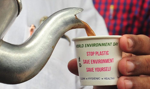 Tea In Plastic Cups, Microplastics In Tea, BPA health risks, Phthalates Side Effects, Hormonal Imbalance Causes, Disposable Cup Health Risks, Polythene Bag Tea Risk, Plastic Leaching In Hot Drinks,प्लास्टिक कप में चाय, क्या प्लास्टिक कप में चाय पीना सुरक्षित है, गरम चाय में माइक्रोप्लास्टिक कैसे घुलते हैं, क्या BPA से कैंसर हो सकता है, रोज़ प्लास्टिक में चाय पीने के नुकसान, ऑफिस में चाय पीने का सुरक्षित तरीका,मिट्टी के कुल्हड़ में चाय पीने के फायदे,डिस्पोजेबल कप से शरीर को क्या नुकसान होता है"