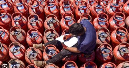 LPG Crisis, Dehradun gas crisis, Uttarakhand catering business, LPG shortage Dehradun, Wedding catering impact, Caterers menu changes, Commercial gas supply, Coal oven alternative, Induction cooker use, Dehradun events, Uttarakhand, Dehradun News, Dehradun Latest News, Dehradun News in Hindi, Dehradun Samachar