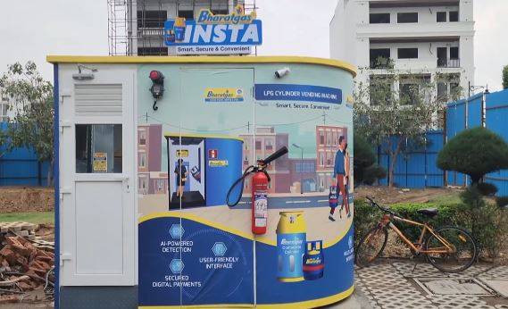 Delhi-NCR LPG crisis, LPG shortage, gas cylinder black marketing, Faridabad gas supply, Noida gas crisis, Ghaziabad LPG delays, commercial cylinder ban, street vendors affected, rural migration, Delhi gas crisis, New Delhi News, New Delhi Latest News, New Delhi News in Hindi, New Delhi Samachar"