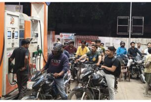 Petrol-Diesel Crisis: Long queues of people waiting to buy petrol and diesel at a petrol pump in Bahraich.