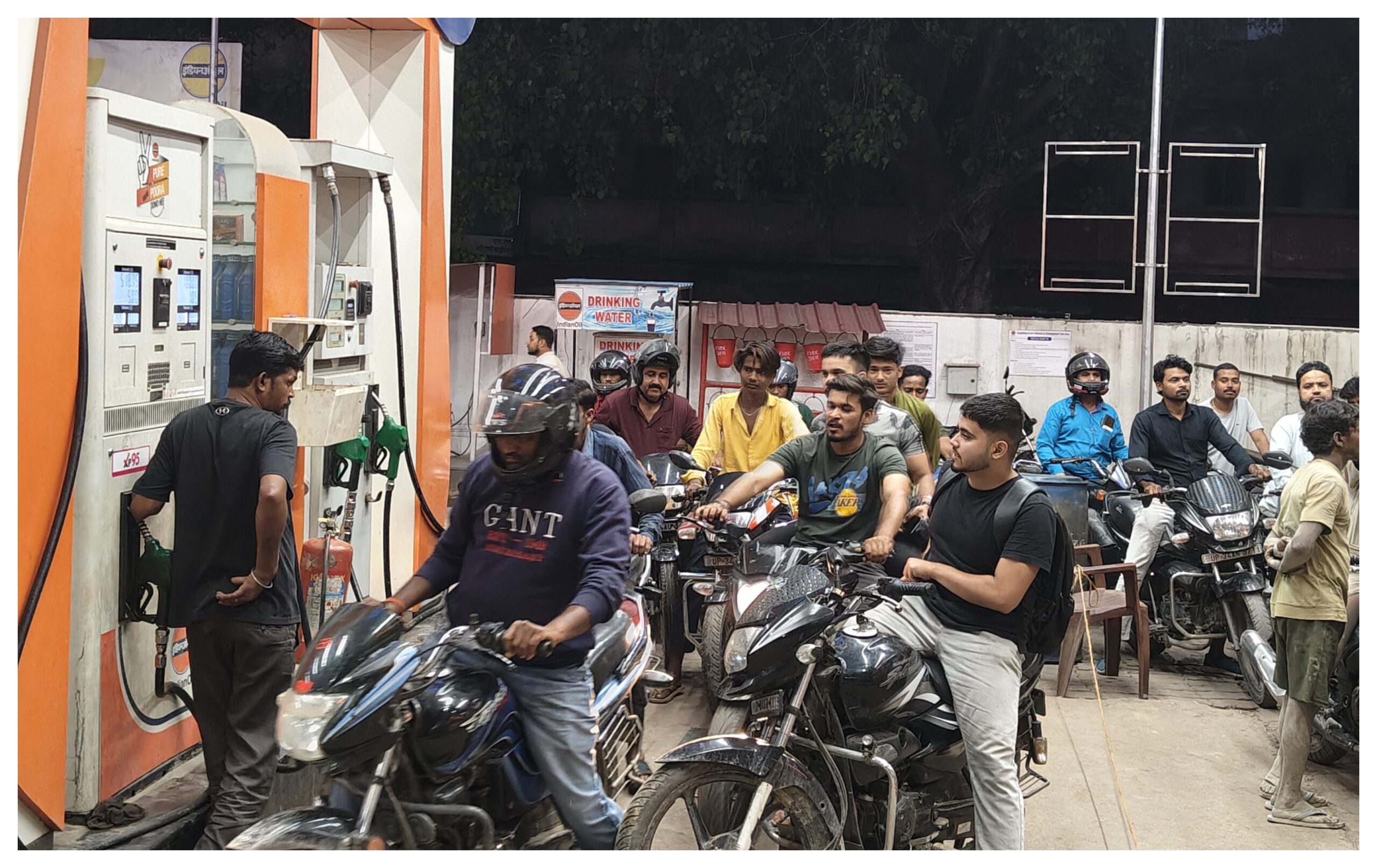 Petrol-Diesel Crisis: Long queues of people waiting to buy petrol and diesel at a petrol pump in Bahraich.