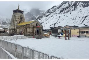 Uttarakhand: Snowfall in Kedarnath! Workers build a walking path, administration on alert