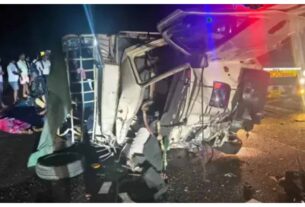 Andhra Pradesh: Devotees on their way to visit Raghavendra Swamy temple collided with a tanker... 8 devotees, including a minor, died.