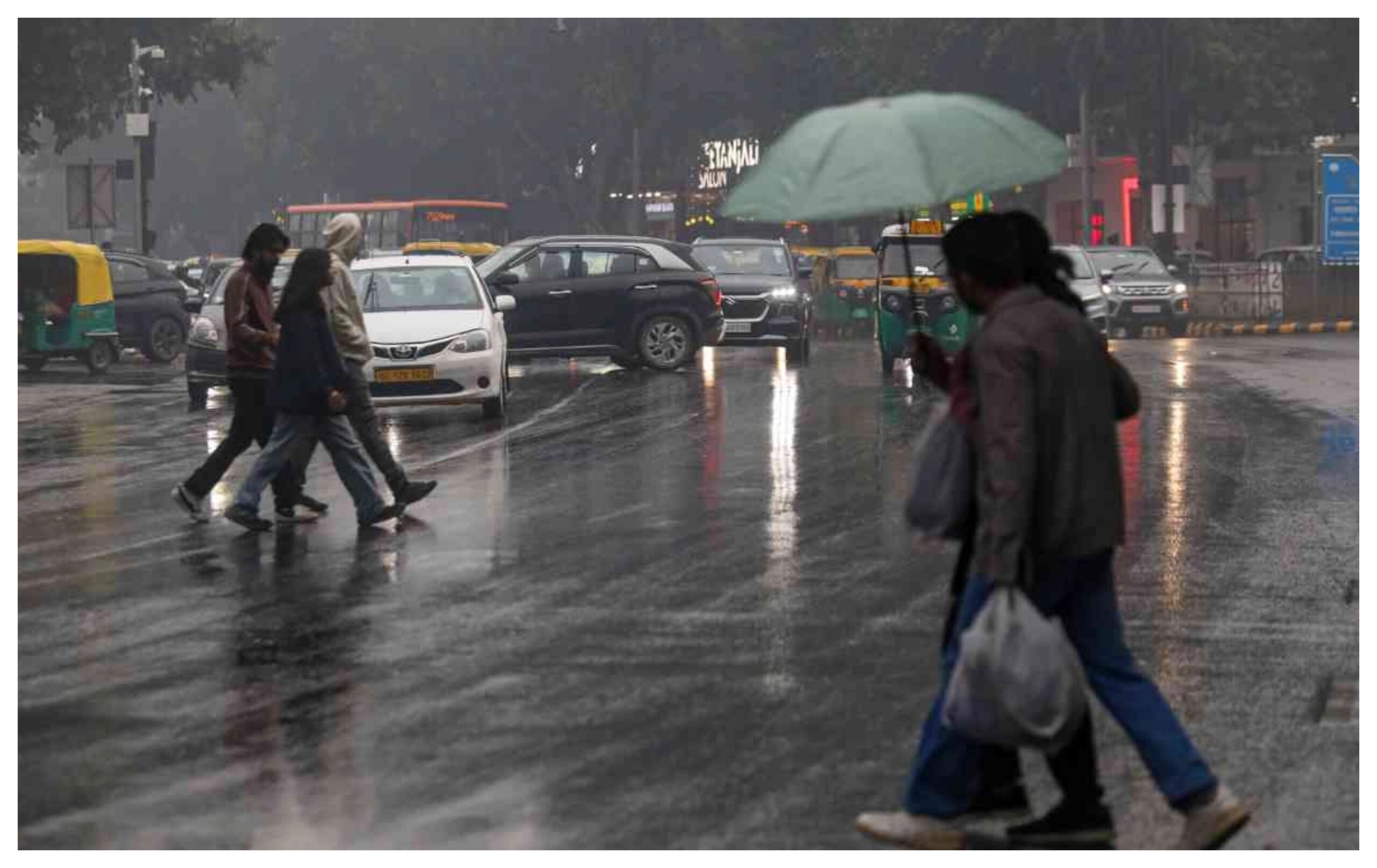 Weather Update: Temperature drops after overnight rain in Delhi, AQI reaches 'satisfactory' level