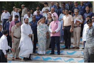 Delhi: CM Rekha Gupta, Lieutenant Governor Taranjit Singh Sandhu inspected Vasudev Ghat of Yamuna.